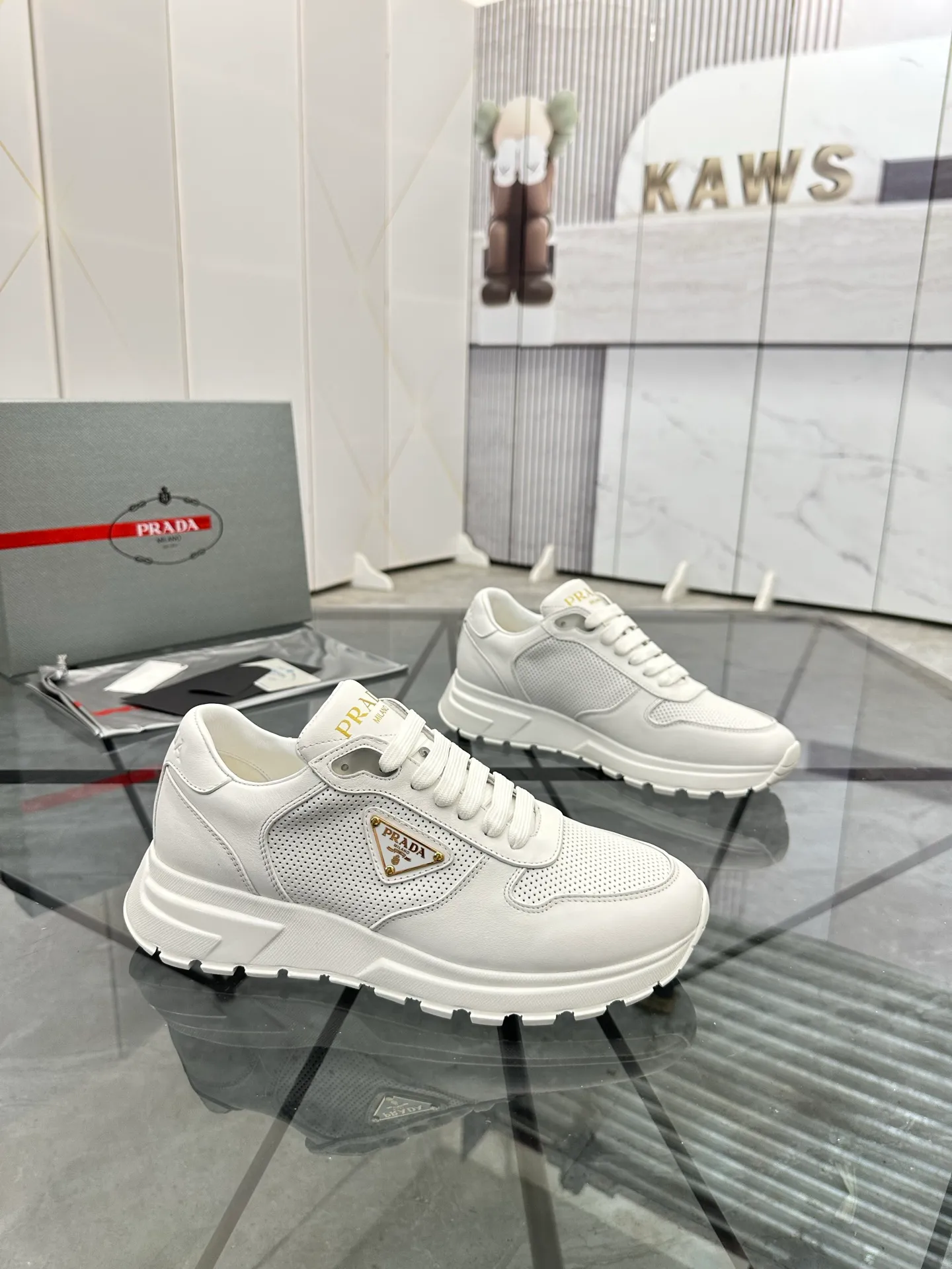 Men's shoes: 💰P580¥ High-end top quality Product trademark: Prada *"Prada*" low-top casual shoes Regular size: 38-45 (can be customized to 46) Product materials: imported first-layer cowhide for the upper, cowhide lining, cowhide feet, original outsole. Number: 832
